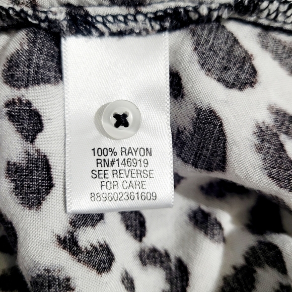 Candie's Women's Button Down Blouse Size Medium Leopard Print Long/tab Sleeve - Picture 9 of 10